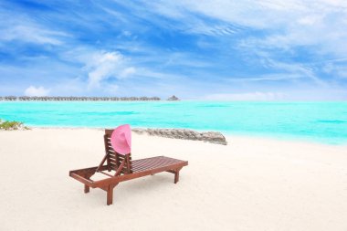 Ahşap güneşlenme şapka ile  