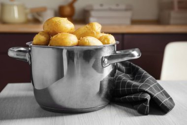 Haşlanmış patates ile metal pot