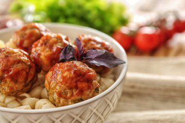 Türkiye'de köfte ve makarna ile plaka 