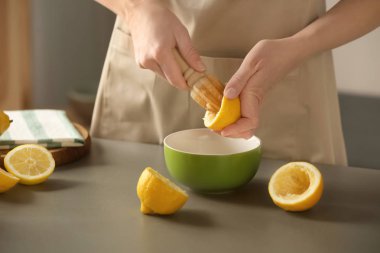 Limonata hazırlama kadın 