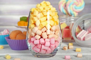 Şekerleme ve farklı şekerler kompozisyonu 