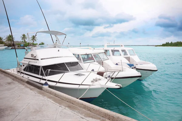 Amarre con barcos modernos — Foto de Stock