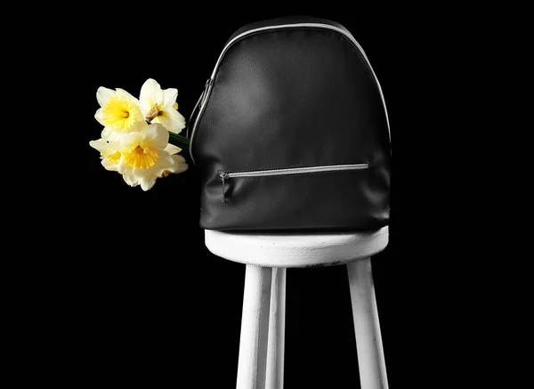 花を持つレザー バックパック — ストック写真