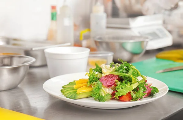 Тарелка с вкусным салатом — стоковое фото