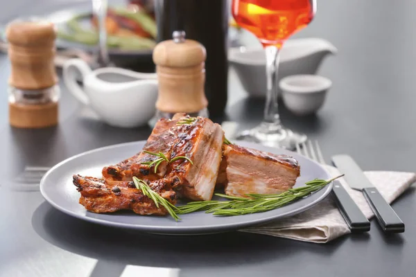 Deliciosas costillas de cerdo y romero — Foto de Stock