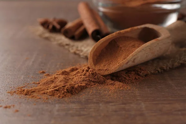  tablo üzerinde toz tarçın