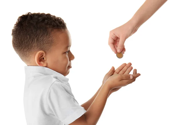 Menino bonito pedindo esmola no fundo branco. Conceito de pobreza — Fotografia de Stock