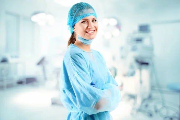Χειρουργός στο σύγχρονο χειρουργείο — Φωτογραφία Αρχείου