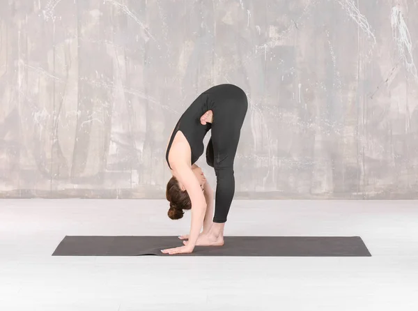 Mujer practicando yoga —  Fotos de Stock