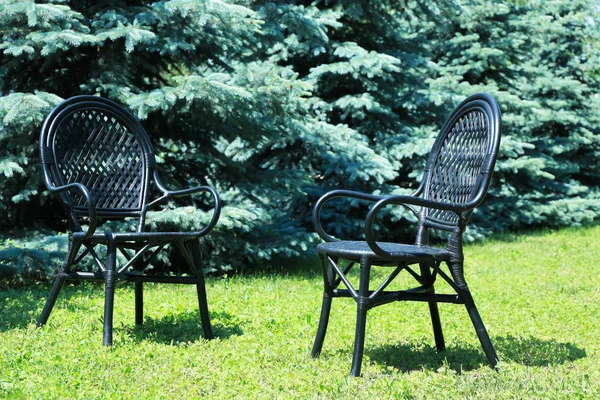 Twee comfortabele stoelen in het park — Stockfoto