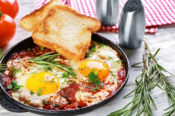 Сковородка с яйцами в чистилище — стоковое фото