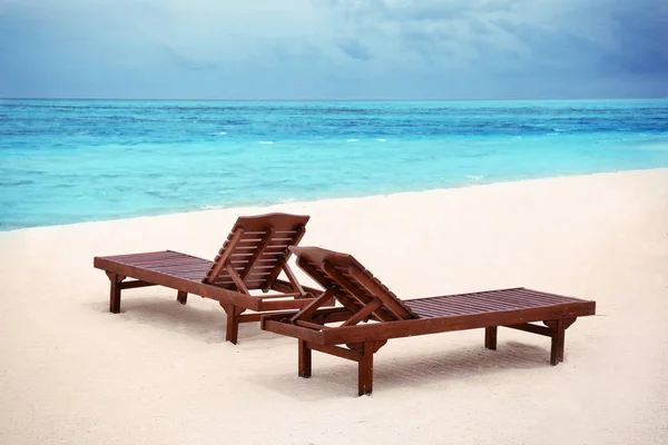 太阳椅上海滩 — 图库照片