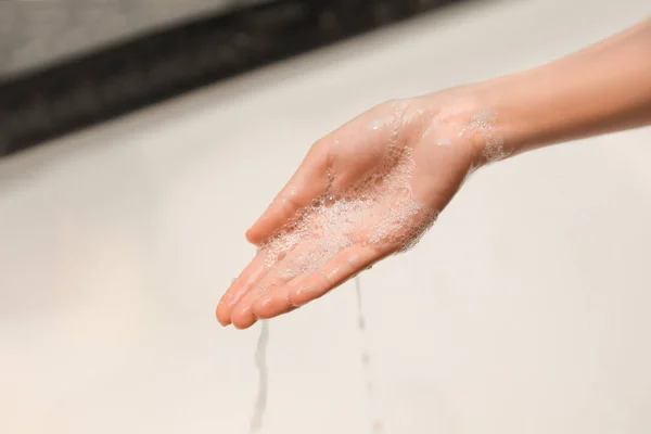 Femme avec de l'eau à la main — Photo