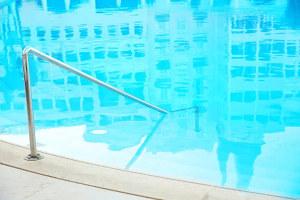 Современный бассейн с лестницей — стоковое фото