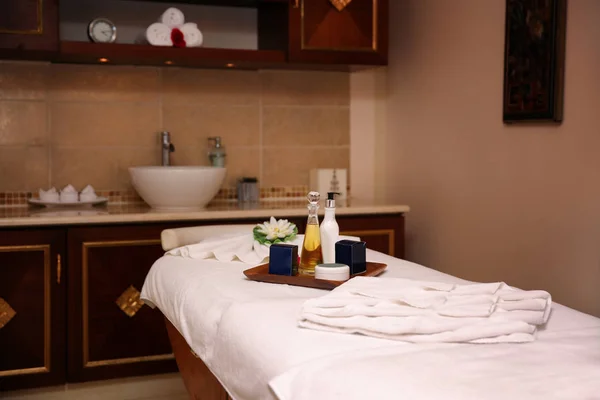 Massagetafel in de moderne spa salon — Stockfoto