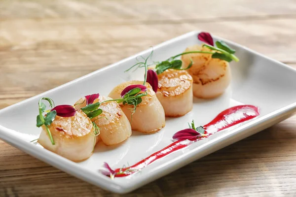 Plate with delicious scallops — Stock Photo, Image