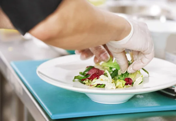 Koch dekoriert Salat — Stockfoto