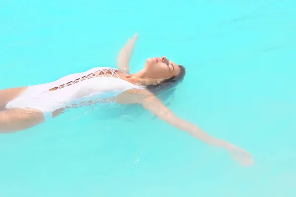 Kobieta, kąpiele w morzu Resort — Zdjęcie stockowe