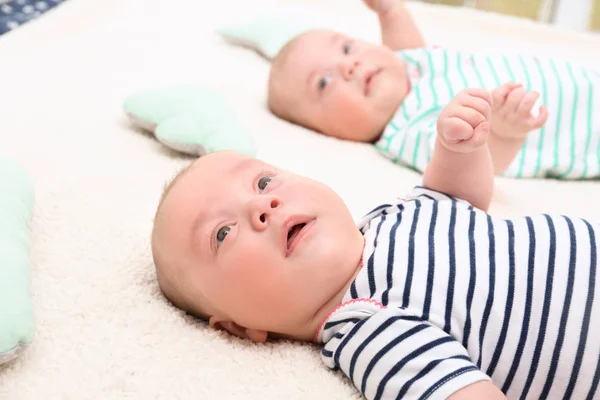 Bellissimi gemelli bambino — Foto Stock