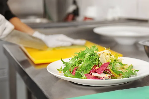 Plaat met heerlijke salade — Stockfoto
