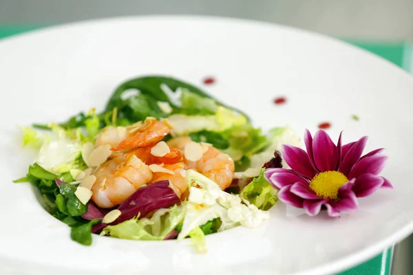 Salada deliciosa com camarões — Fotografia de Stock