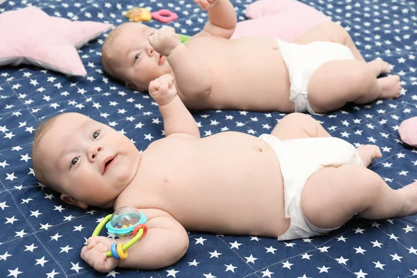 Красивые маленькие близнецы — стоковое фото