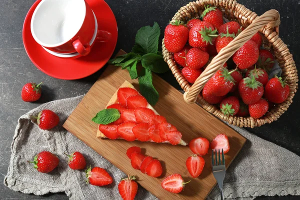 Tasty strawberry cake — Stock Photo, Image
