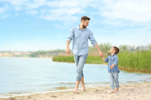 Pappa och son på stranden — Stockfoto