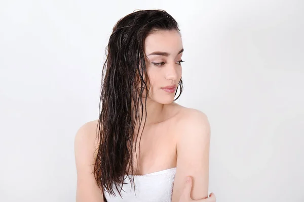 Jovem mulher em toalha após o chuveiro — Fotografia de Stock