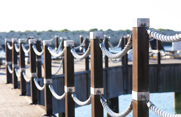 Pier üzerine ahşap çit