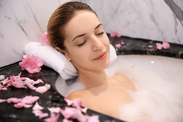 Mujer relajante en baño con espuma — Foto de Stock
