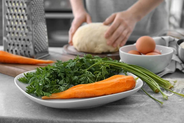 Woman kneading dough — Stock Photo, Image