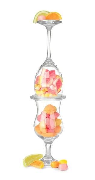 Kleurrijke snoepjes in glazen op witte achtergrond — Stockfoto
