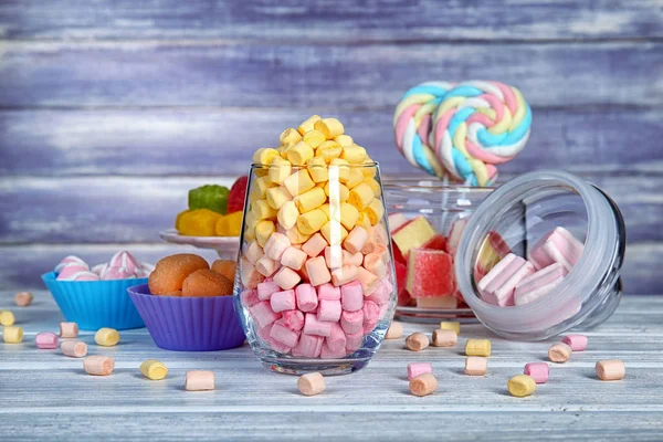 Şekerleme ve farklı şekerler kompozisyonu 