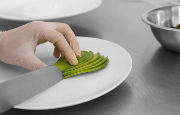 Шеф-повар режет авокадо — стоковое фото