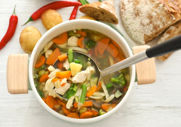 Schöpfkelle mit Putensuppe — Stockfoto