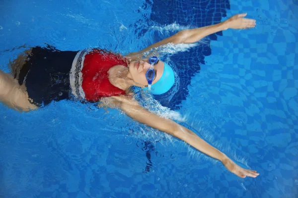 Giovane donna nuoto — Foto Stock