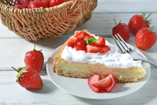 Kuchen mit Sahne und Erdbeeren — Stockfoto