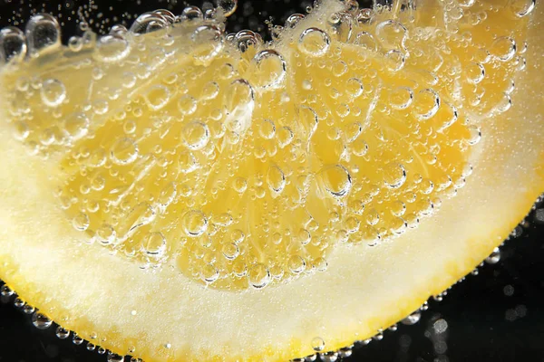 Lemon slice under water — Stock Photo, Image