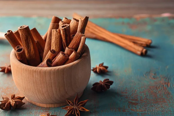 Cuenco con palitos de canela — Foto de Stock