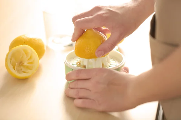 Жінка готує лимонад — стокове фото
