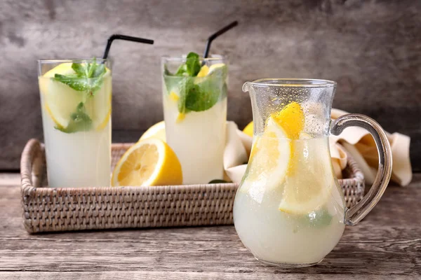 Свежий вкусный лимонад — стоковое фото