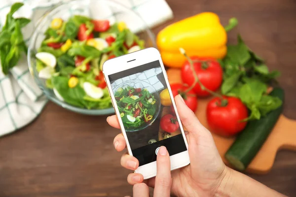Ta foto av maten med mobiltelefon — Stockfoto