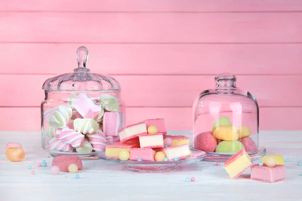 Gläser mit bunten Bonbons — Stockfoto