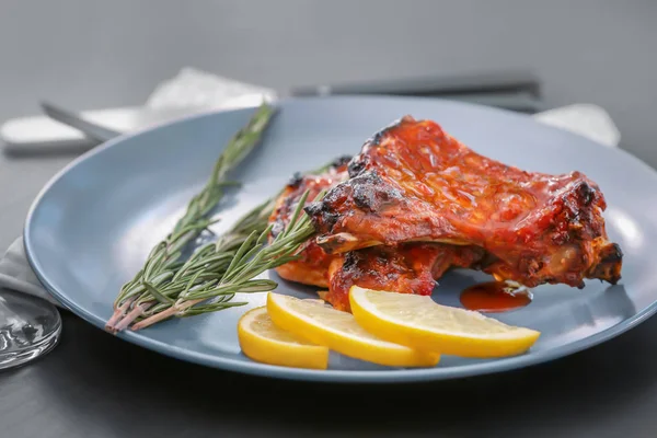 Lezzetli domuz kaburga 