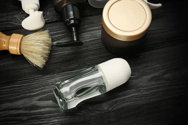 Varios productos cosméticos con desodorante para hombres sobre fondo de madera negro —  Fotos de Stock