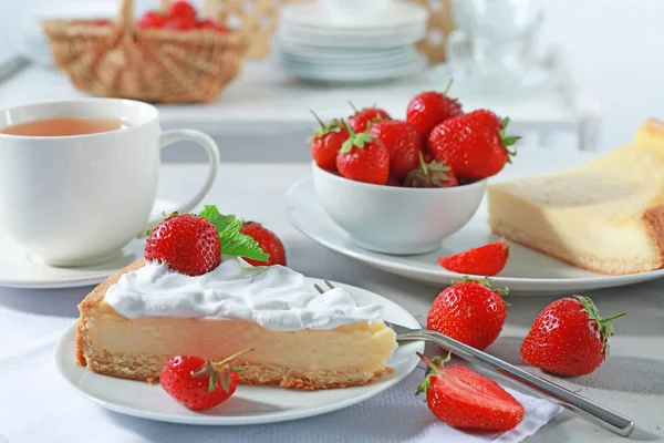 Kuchen mit Sahne und Erdbeeren — Stockfoto