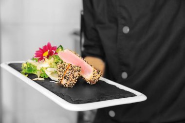 Kadın Şef holding tepsi 