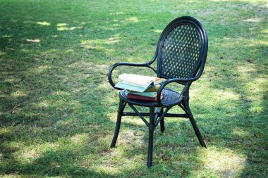 Kitaplar ile rahat sandalye 