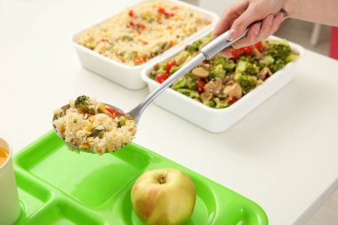 Genç kadın hizmet Öğle Yemeği 